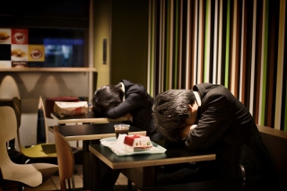 Bộ ảnh đáng sợ về cuộc sống của dân công sở Nhật: Say xỉn là 