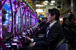 Bộ ảnh đáng sợ về cuộc sống của dân công sở Nhật: Say xỉn là 