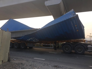 Xe container kéo sập dầm bê tông của công trình hầm chui xa lộ Hà Nội, giao thông ùn ứ kéo dài - Ảnh 1.