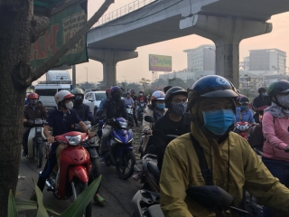 Xe container kéo sập dầm bê tông của công trình hầm chui xa lộ Hà Nội, giao thông ùn ứ kéo dài - Ảnh 2.