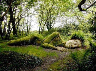 Lạ kỳ bức tượng thiếu nữ nằm ngủ được mẹ thiên nhiên tặng xiêm y thay đổi theo 4 mùa - Ảnh 1.