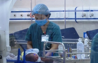 Bé sơ sinh bị bỏ rơi dưới hố ga bị nhiễm trùng máu nặng - Ảnh 1.