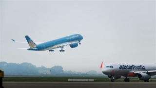 Gần 165 chuyến bay của Vietnam Airlines Group bị đổi giờ hoặc hạ cánh xuống sân bay khác sau sự cố tại SB Tân Sơn Nhất - Ảnh 1.