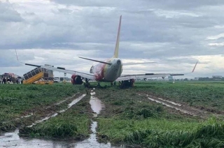 Tạm thu bằng lái 2 phi công điều khiển máy bay hạ cánh trượt khỏi đường băng tại Tân Sơn Nhất - Ảnh 1.