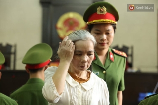 Bùi Thị Kim Thu bất ngờ đánh lén một bị cáo tại phiên tòa xử phúc thẩm vụ nữ sinh giao gà - Ảnh 2.