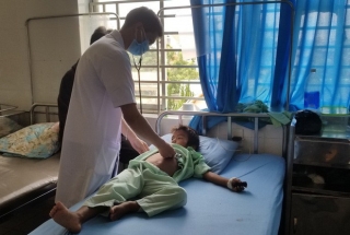  Lâm Đồng: Một học sinh tiểu học rơi từ tầng 2 trường học xuống đất chấn thương sọ não - Ảnh 2.