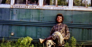 Bức ảnh chàng trai gầy gò chỉ còn 30kg ngồi trước xe buýt cũ và hành trình hoang dã dẫn đến cái Ch?t thảm gây tranh cãi hàng chục năm - Ảnh 1.