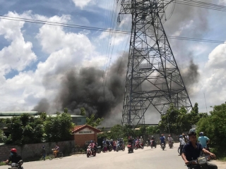 Hàng trăm người dân bất chấp nguy hiểm, đứng xem cháy công ty gỗ dưới đường điện cao thế - Ảnh 2.