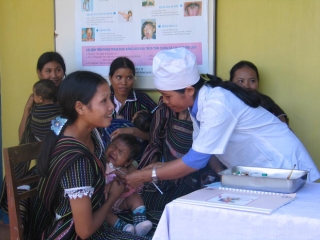 Tiêm vắc xin bạch hầu miễn phí cho trẻ 7 tuổi tại 35 tỉnh/thành phố có nguy cơ - Ảnh 1.