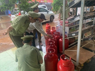 Phát hiện đường dây nghi sang chiết gas lậu, làm giả tem... chống hàng giả! - Ảnh 2.