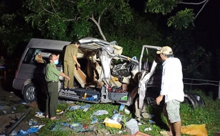 Vụ xe khách 16 chỗ đấu đầu xe tải khiến 8 người Ch?t ở Bình Thuận: Phó Thủ tướng yêu cầu điều tra nguyên nhân - Ảnh 1.