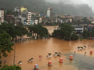 Ảnh: Mưa lớn kéo dài tại Hà Giang, đường phố biến thành sông, ô tô chìm nghỉm trong biển nước - Ảnh 3.