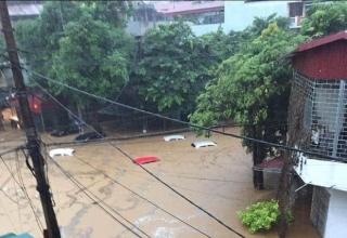 Ảnh: Mưa lớn kéo dài tại Hà Giang, đường phố biến thành sông, ô tô chìm nghỉm trong biển nước - Ảnh 7.