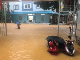 Ảnh: Mưa lớn kéo dài tại Hà Giang, đường phố biến thành sông, ô tô chìm nghỉm trong biển nước - Ảnh 10.