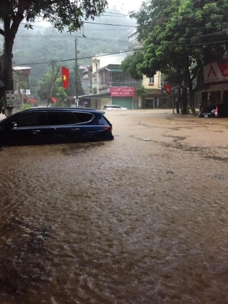 Ảnh: Mưa lớn kéo dài tại Hà Giang, đường phố biến thành sông, ô tô chìm nghỉm trong biển nước - Ảnh 11.