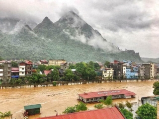 Ảnh: Mưa lớn kéo dài tại Hà Giang, đường phố biến thành sông, ô tô chìm nghỉm trong biển nước - Ảnh 2.