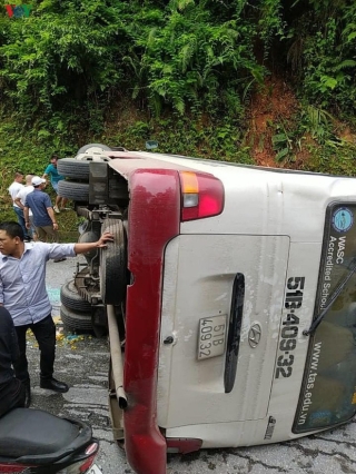 Xe khách chở gần 30 người lật ngang đèo tại Lào Cai - Ảnh 1.