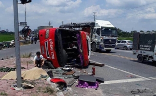Hưng Yên: Container tông xe khách lật ngửa, 2 người Tu vong - Ảnh 1.