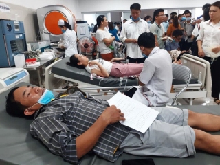 Rừng người đến bệnh viện hiến 230 đơn vị máu cứu 21 nạn nhân vụ T*i n*n thảm khốc ở Quảng Bình - Ảnh 2.