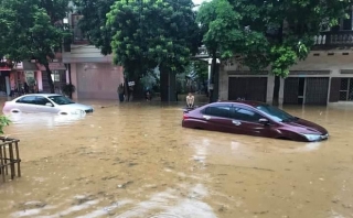 Mưa lớn trút xuống gây ngập lụt ở Lào Cai, ô tô ngụp lặn dưới nước - Ảnh 1.