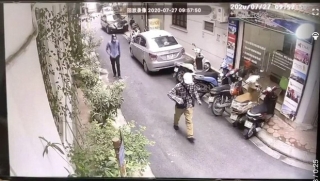 Hình ảnh 2 đối tượng dùng súng cướp 942 triệu đồng chi nhánh ngân hàng BIDV ở Hà Nội - Ảnh 2.