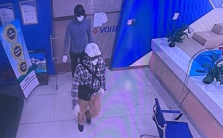 Hình ảnh 2 đối tượng dùng súng cướp 942 triệu đồng chi nhánh ngân hàng BIDV ở Hà Nội - Ảnh 1.