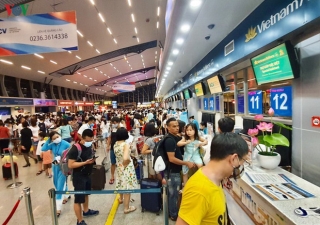 Gần 200 khách du lịch kẹt lại ở Đà Nẵng - Ảnh 1.