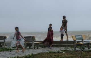 Bất chấp bão số 2 đang đổ bộ, người lớn vẫn đưa con nhỏ ra biển chơi - Ảnh 4.