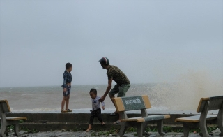 Bất chấp bão số 2 đang đổ bộ, người lớn vẫn đưa con nhỏ ra biển chơi - Ảnh 5.