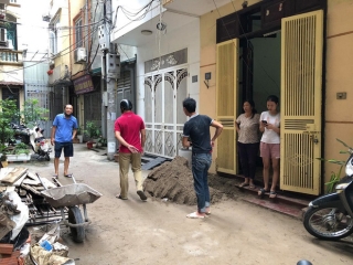 Đang đi trong ngõ ở trung tâm Hà Nội, người đàn ông bất ngờ bị xe rùa từ tầng 5 rơi trúng - Ảnh 2.
