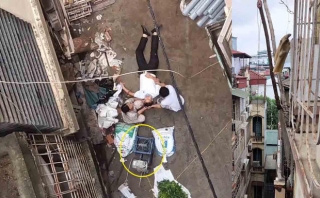 Đang đi trong ngõ ở trung tâm Hà Nội, người đàn ông bất ngờ bị xe rùa từ tầng 5 rơi trúng - Ảnh 1.