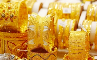 Liên tiếp xô đổ mọi kỷ lục trong lịch sử, giá vàng đang tiến rất gần mức 60 triệu đồng - Ảnh 1.