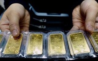 Giá vàng chính thức phá mốc 62 triệu đồng/lượng - Ảnh 1.