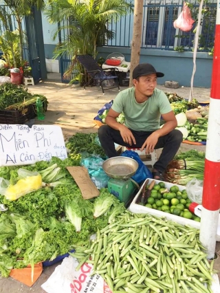 Gặp ông chủ hàng rau đòi không đeo khẩu trang, bán đắt gấp đôi: thường phát rau miễn phí giúp đỡ công nhân nghèo - Ảnh 3.