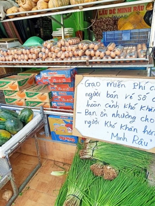 Gặp ông chủ hàng rau đòi không đeo khẩu trang, bán đắt gấp đôi: thường phát rau miễn phí giúp đỡ công nhân nghèo - Ảnh 5.