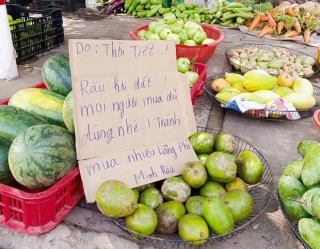 Gặp ông chủ hàng rau đòi không đeo khẩu trang, bán đắt gấp đôi: thường phát rau miễn phí giúp đỡ công nhân nghèo - Ảnh 7.