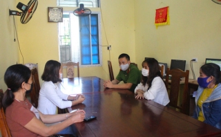 2 thiếu nữ Nghệ An bị đánh đập, nhốt vào phòng bắt phục vụ quán karaoke ở Bắc Giang - Ảnh 1.