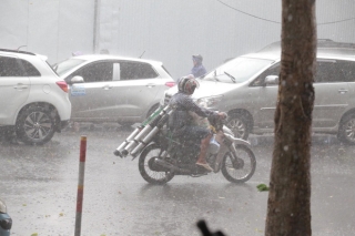 Ảnh, clip: Hà Nội mây đen cuồn cuộn, trời sầm sập đổ mưa khiến nhiều người đi đường không kịp trở tay - Ảnh 7.