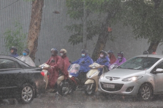 Ảnh, clip: Hà Nội mây đen cuồn cuộn, trời sầm sập đổ mưa khiến nhiều người đi đường không kịp trở tay - Ảnh 8.