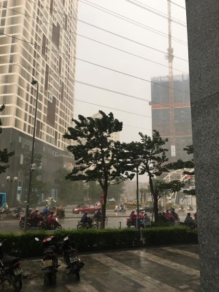 Ảnh, clip: Hà Nội mây đen cuồn cuộn, trời sầm sập đổ mưa khiến nhiều người đi đường không kịp trở tay - Ảnh 9.