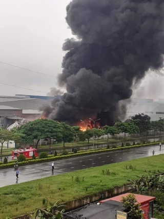 Đang cháy lớn tại khu Công nghiệp Yên Phong, Bắc Ninh - Ảnh 2.