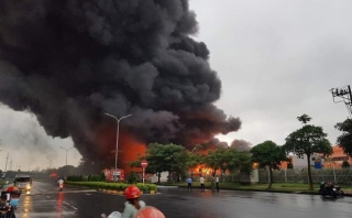 Đang cháy lớn tại khu Công nghiệp Yên Phong, Bắc Ninh - Ảnh 1.