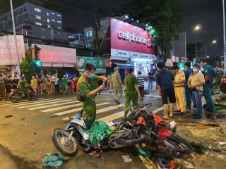 Nóng: Xe Camry cuốn một loạt xe máy ngay ngã tư ở Sài Gòn, rất nhiều người bị thương nằm la liệt trên đường - Ảnh 9.