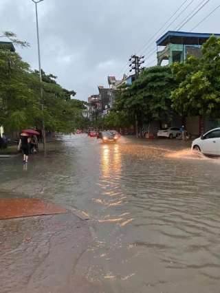 Ảnh: Mưa lớn suốt đêm, nhiều tuyến phố và khu dân cư ở Quảng Ninh chìm trong biển nước - Ảnh 3.