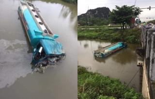 Va chạm với xe tải, xe bồn chở dầu lao xuống sông ở Ninh Bình - Ảnh 2.