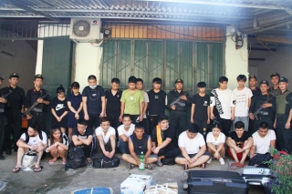 Hàng trăm cảnh sát vây bắt 21 người Trung Quốc trốn truy nã trong ngôi nhà hoang - Ảnh 1.