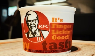 Sau 64 năm, KFC phải ngừng dùng slogan Vị ngon trên từng ngón tay vì không hợp thời với Covid-19 - Ảnh 1.