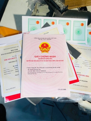 TP.HCM: Phát hiện hàng nghìn giấy tờ tuỳ thân, thẻ nhà báo, sổ đỏ,… bị làm giả chuẩn bị giao cho khách - Ảnh 3.