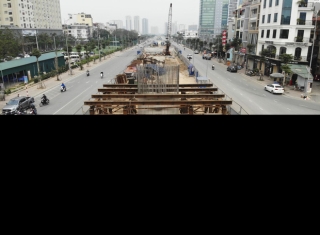 Hà Nội cấm nhiều phương tiện đi qua nút giao cầu vượt Hoàng Quốc Việt - Nguyễn Văn Huyên - Ảnh 1.