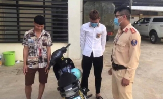Hai thanh niên đi xe máy, gội đầu cho nhau ở Sơn La bị phạt 1,5 triệu đồng - Ảnh 1.